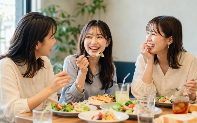 友達と一緒に食事を楽しむ女性たち