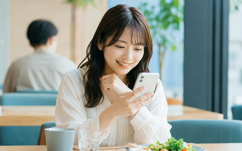 1対1で会話を楽しむ様子